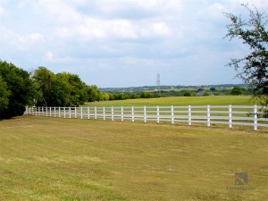 PVC vinilni stebriček in ograja s 4 tirnicami FM-305 za ogrado, konje, kmetijo in ranč