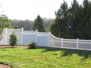 ПВЦ полуприватна ограда са квадратном решетком ФМ-205
