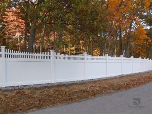 Назъбена ограда от PVC винил за поверителност за жилищен район