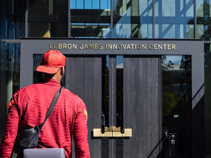 LeBron-James Innovation Center do thương hiệu xây dựng cho James tại trụ sở chính thức khai trương