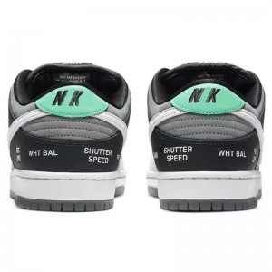Спортни обувки SB Dunk Low 'Camcorder' срещу маратонки