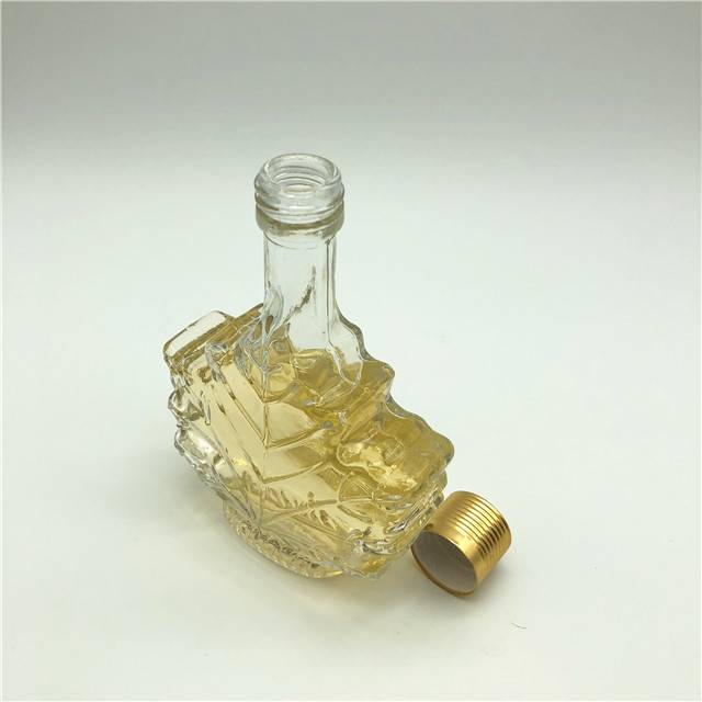 Lead-free 60ml 100ml 250ml maple leaf shape glass wine bottle