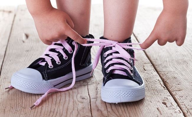 Insegna a tuo figlio ad allacciarsi i lacci delle scarpe