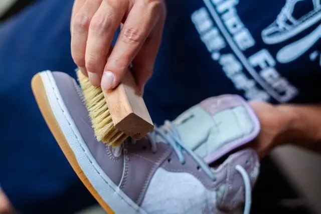 HOW TO CLEAN SNEAKERS? -SNEAKER CLEANER WITH BRUSH