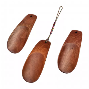 короткий рожок для обуви с деревянной ручкой
