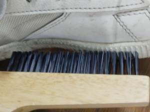 Изготовленный на заказ съемник ботинка для деревянной обуви с щеткой