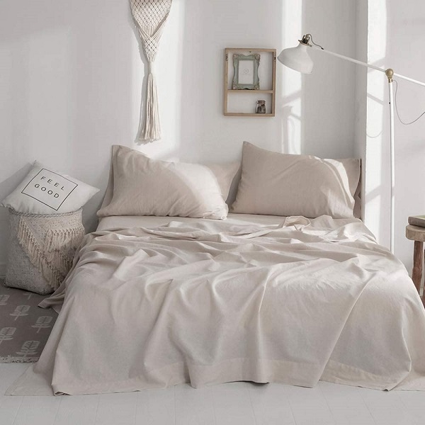 Garnitura posteljine velike veličine jednobojna – 4 komada (1 ravna plahta, 1 pripijena plahta i 2 jastučnice) meka prozračna posteljina