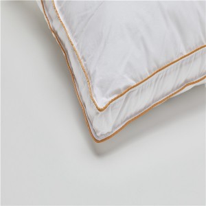 Korkealaatuinen mukautetun kokoinen neliönmuotoinen valkoinen tyyny, 100 % polyesteriä täytettävä tyynyn sisäosat
