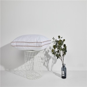 Korkealaatuinen mukautetun kokoinen neliönmuotoinen valkoinen tyyny, 100 % polyesteriä täytettävä tyynyn sisäosat