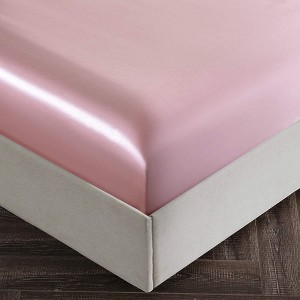 Sārtīgi rozā satīna gultas palagi ar "queen" izmēra gultu ar dziļu kabatu 1 pieguļošs palags 1 plakans palags 2 aploksnes aizdares spilvendrānas