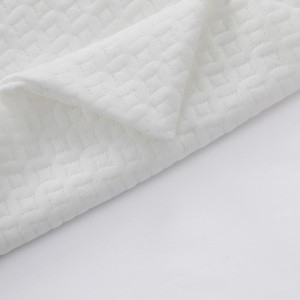 Sodobna minimalistična blazina iz tkanine iz zračne plasti, prekrita z belo barvo, ki podpira prilagoditev velikosti