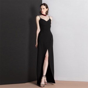 Čierne dlhé elegantné šaty s rozparkom do V a výstrihom do V