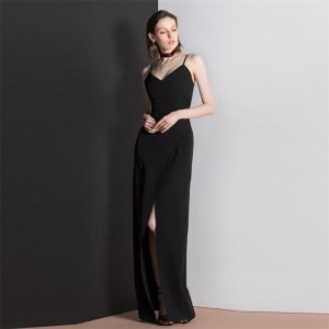 Дълга елегантна черна рокля с цепка и V-образно деколте