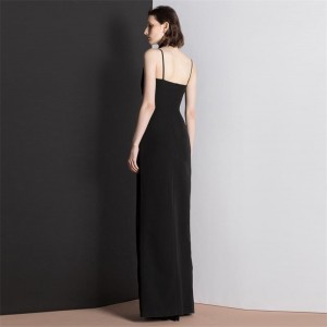 Czarna długa elegancka sukienka z rozcięciem w serek