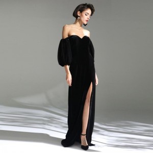 Черное простое бархатное длинное вечернее платье с пышными рукавами