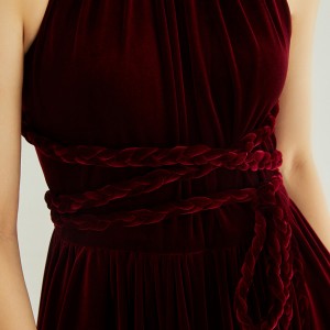 Булчинска кадифена вечерна рокля с луксозен дизайн и дълга вечерна рокля