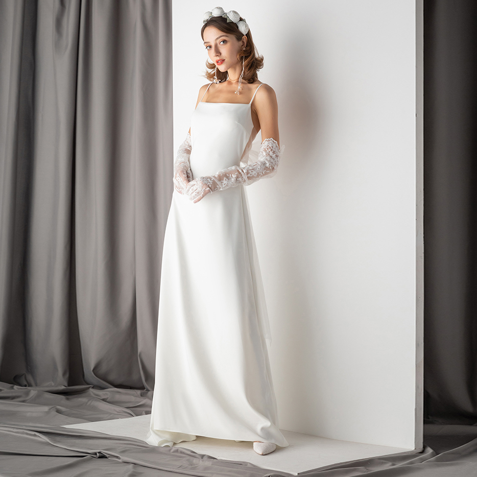 Elegantna svadbena haljina od bijele čipke bez naramenica