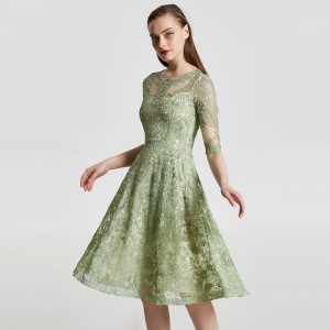 Зеленое элегантное вечернее платье-миди с высокой талией и вышивкой