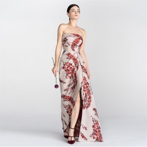 Długa satynowa suknia z haftowanym eleganckim wzorem na zamówienie