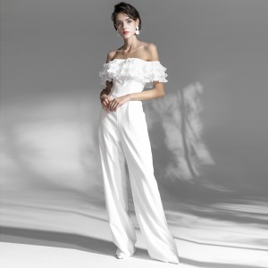 Elegantes, langes, weißes Jumpsuit-Kleid mit einer Schulter