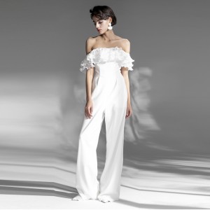 Francúzske elegantné dlhé biele overalové šaty na jedno rameno