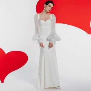 Klasikinė balta elegantiška paprasta tuščiavidurė ilga vakarinė suknelė