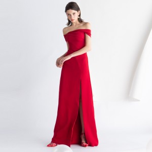 Czerwona długa sukienka bez ramiączek z prostym rozcięciem na przyjęcie dla panny młodej