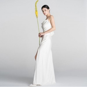 Satininė elegantiška balta vestuvinė suknelė be nugarų