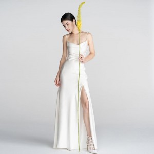 Сатенена елегантна бяла булчинска рокля с дълги халтери
