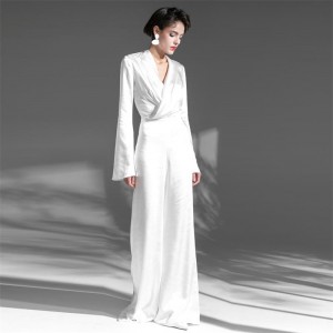 Jednoduché saténové elegantné biele spoločenské šaty overal