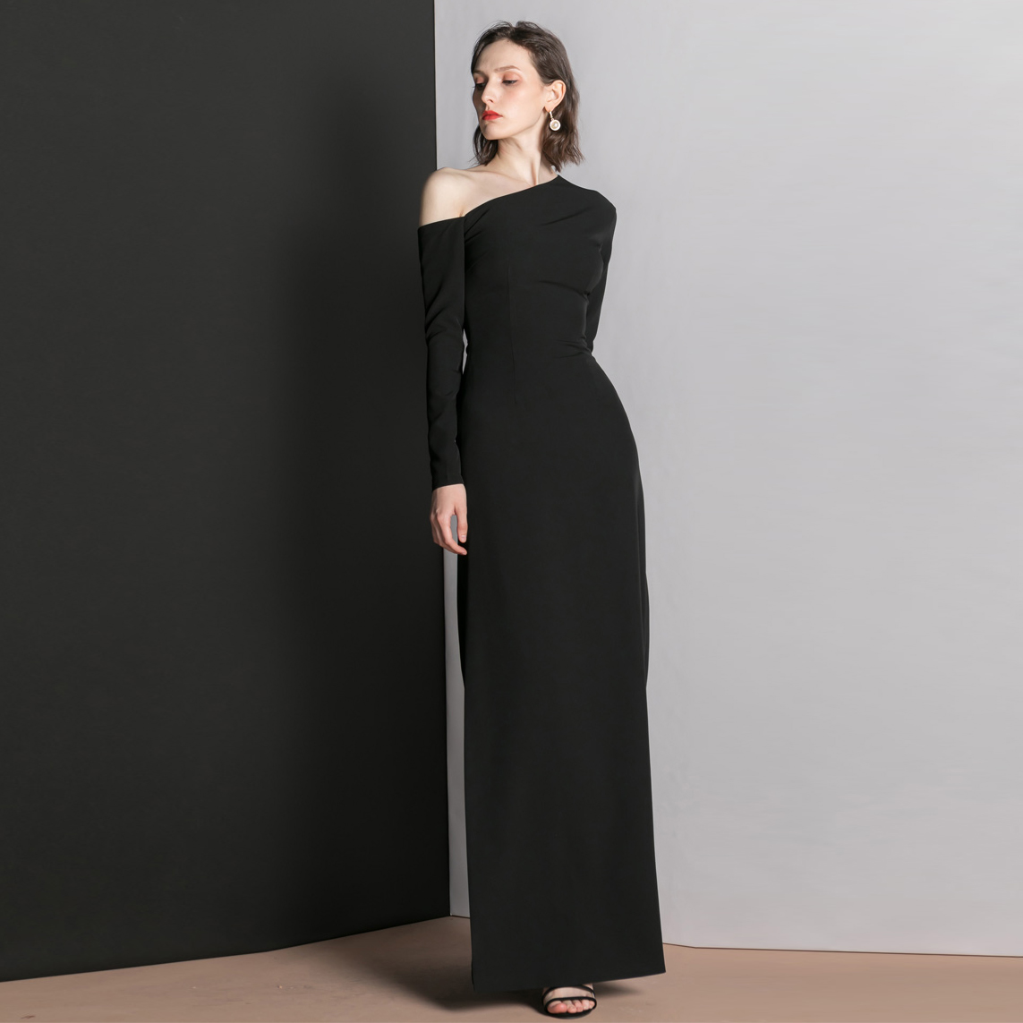 Crna rastezljiva večernja haljina dugih rukava na jedno rame za zabavu