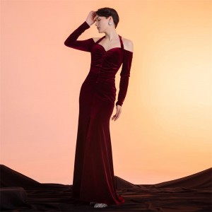 Невестински елегантен вечерен фустан од црвено кадифе со едно рамо