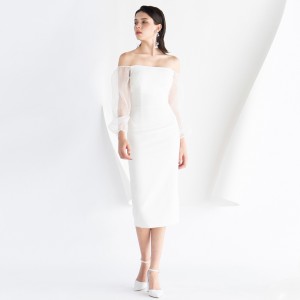 فستان سهرة أبيض متوسط ​​الطول بكتف واحد وأكمام طويلة