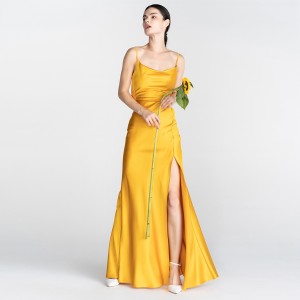 Elegante vestido de noite dourado con corte simple e longo e sen espalda