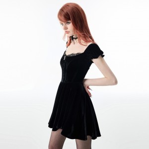Черна неправилна кадифена рокля с буф ръкав с ниско деколте