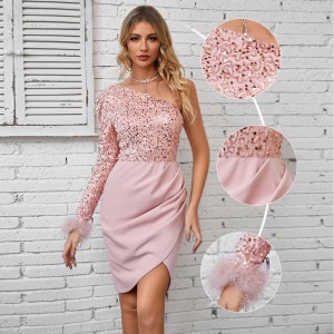 Elegantna večernja haljina s kosim ramenima i šljokicama od ružičastog perja
