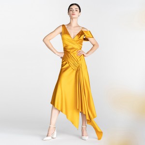 Золотое простое атласное длинное вечернее платье с лямкой на шее из тенселя