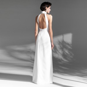 Bijela jednostavna elegantna duga večernja haljina bez leđa
