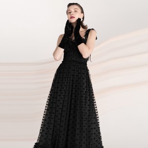 Elegantiška vakarinė suknelė su juodu tinkliniu tašku