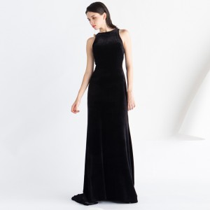 Čierne zamatové jednoduché sexi elegantné večerné šaty po zem