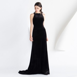 Čierne zamatové jednoduché sexi elegantné večerné šaty po zem