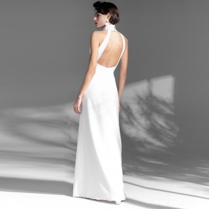Біла проста елегантна довга вечірня сукня без спинки