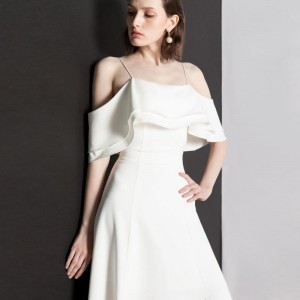 Elegantna dolga večerna obleka z volančki v beli barvi