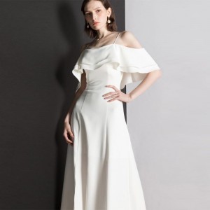 Elegantna dolga večerna obleka z volančki v beli barvi
