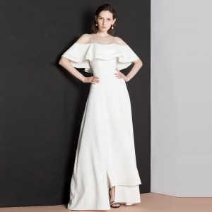 Белое вечернее элегантное длинное вечернее платье с рюшами на бретелях