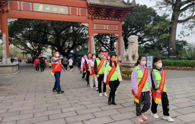 Huizhou ko'ngillilari 2023 Xitoy bahor festivalida porlashmoqda