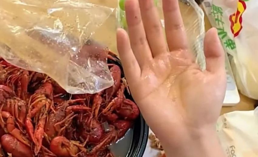 The disposable gloves sent by the take-away, can not touch the oily food!