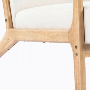 Poltrona in legno massello imbottita in lino con cuscino