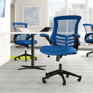 Синее эргономичное рабочее кресло с сеткой