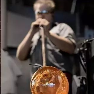 Weet jij hoe de glazen lampenkap wordt geblazen?